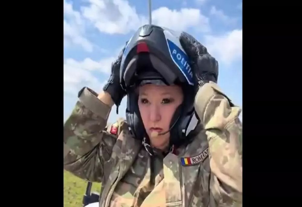 Diana Șoșoacă a filmat un clip electoral pe motocicleta Poliției, îmbrăcată în uniformă de armată. Reacția IGPR