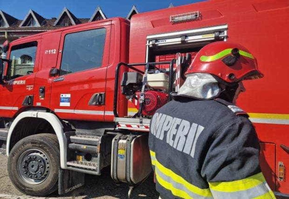 EXPLOZIE PUTERNICĂ ÎNTR-UN BLOC DIN RÂMNICU SĂRAT: 50 DE OAMENI S-AU AUTOEVACUAT