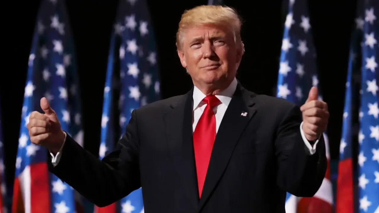 Cum arată noul pașaport al SUA. Documentul conține și imaginea lui Donald Trump