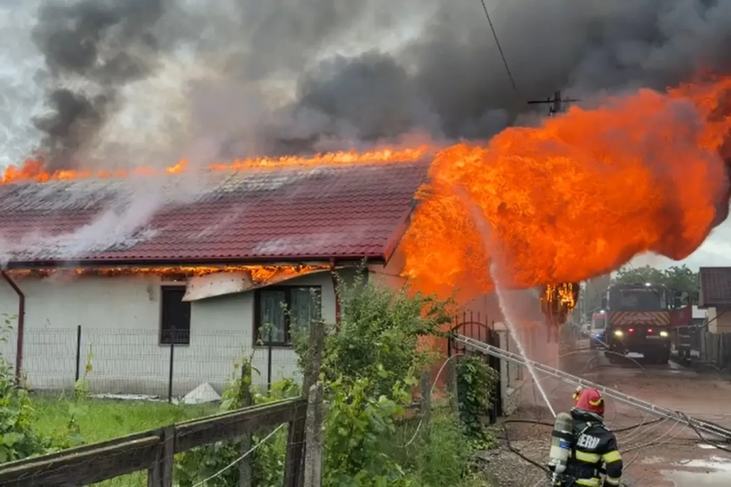 Incendiu violent în județul Buzău. Pompierii din două județe încearcă să stingă flăcările care au cuprins două case -VIDEO
