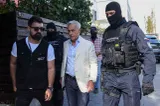 Călin Georgescu, plasat sub control judiciar. Fostul candidat a părăsit Tribunalul în uralele numeroșilor susținători, fără a face declarații