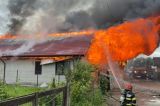 Incendiu violent în județul Buzău. Pompierii din două județe încearcă să stingă flăcările care au cuprins două case -VIDEO