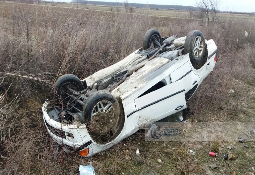 Tânăr în comă la spital, după ce s-a răsturnat cu mașina
