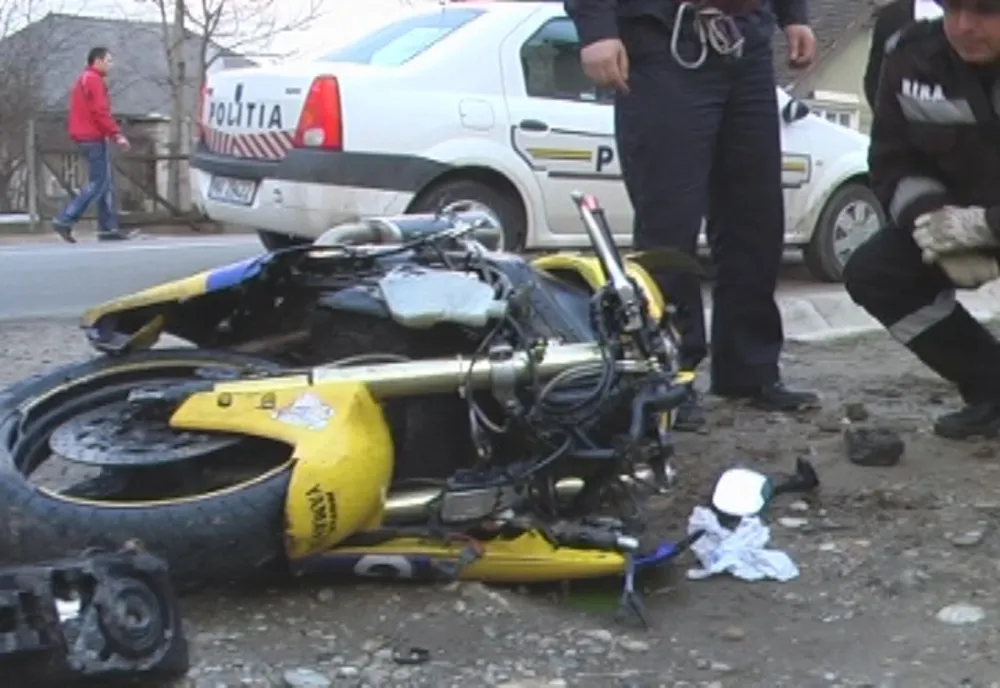Motociclist lovit de o șoferiță neatentă