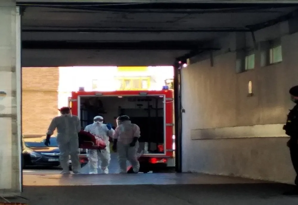 Tânăra suspectă de coronavirus, transportată la București