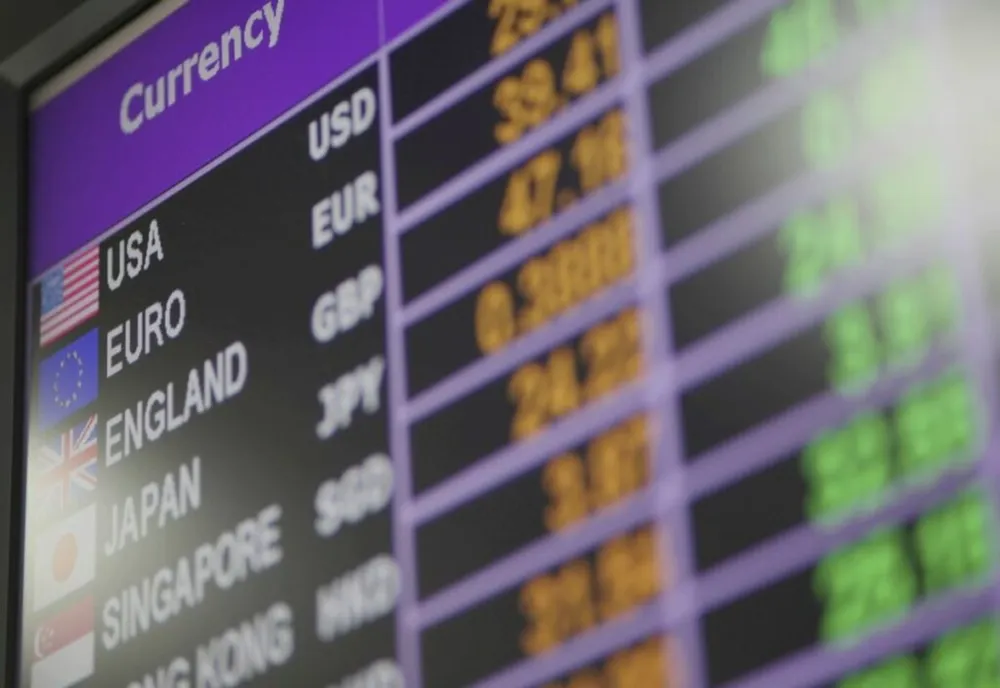 Leul, în scădere ușoară față de euro și dolarul american