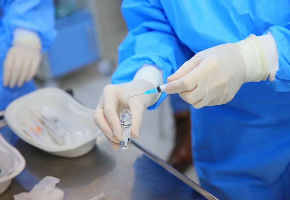 Sincopele campaniei de vaccinare. Cum s-a ajuns ca sute de doze să fie distruse, iar oamenii să fie programați dintr-un județ în altul, din lipsă de seruri