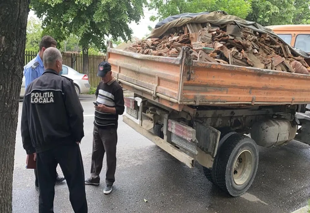 Deșeuri transportate necorespunzător pe străzile din municipiul Buzău