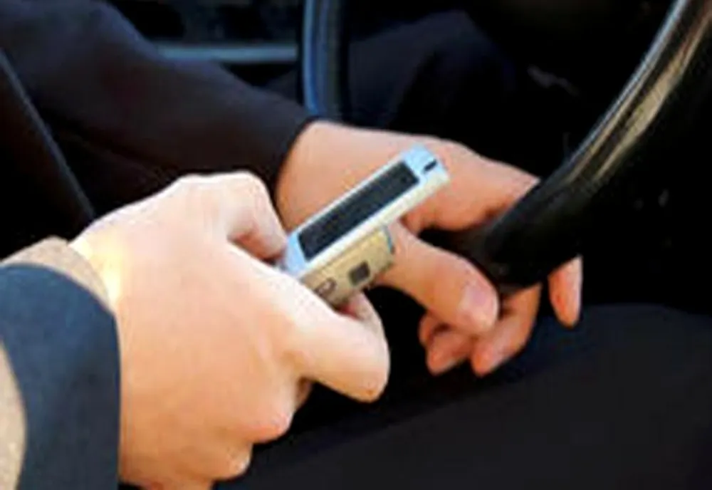 Poliţiştii buzoieni au identificat 4 șoferi care au utilizat telefonul fără dispozitiv de tip mâini libere
