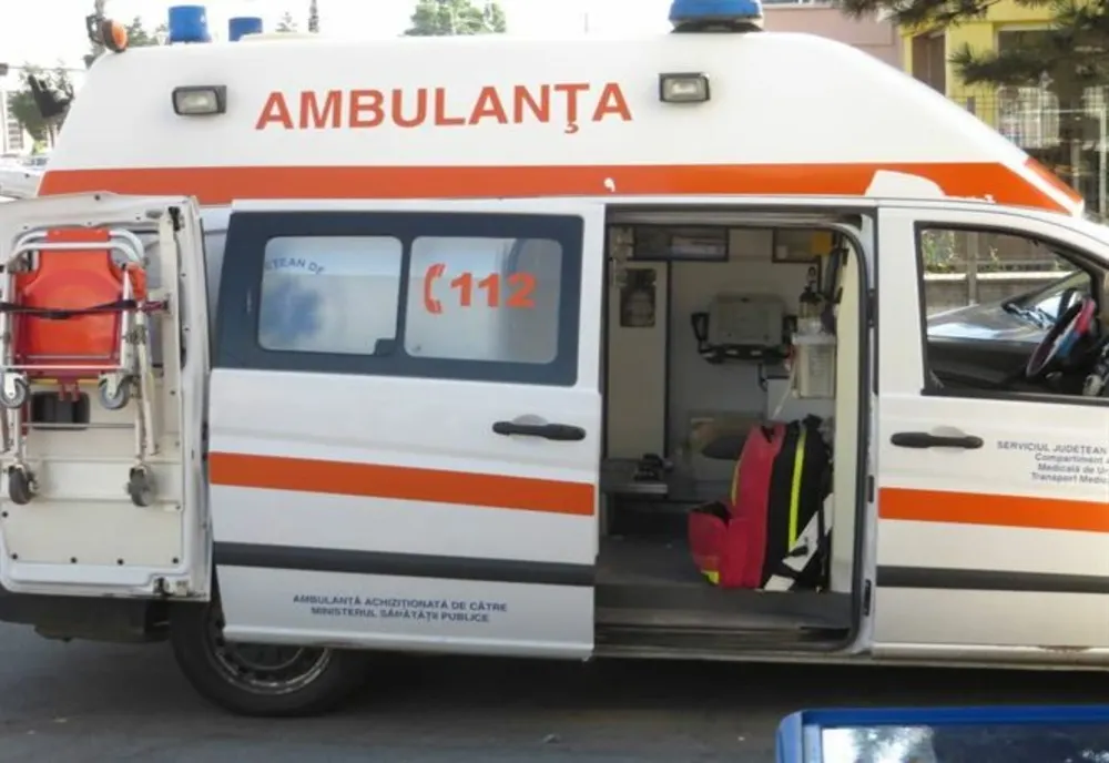 Bărbat de 71 de ani accidentat de o mașină în timp ce se deplasa pe partea carosabilă