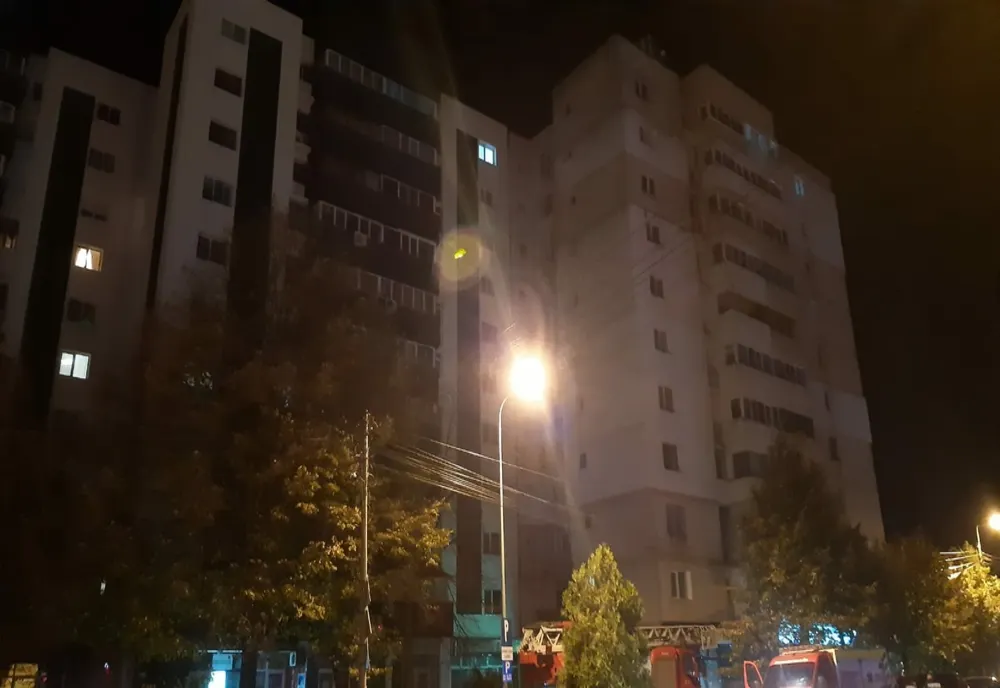 După două ore de negocieri o femeie care amenința că vrea să se arunce de la etajul 10 a fost salvată
