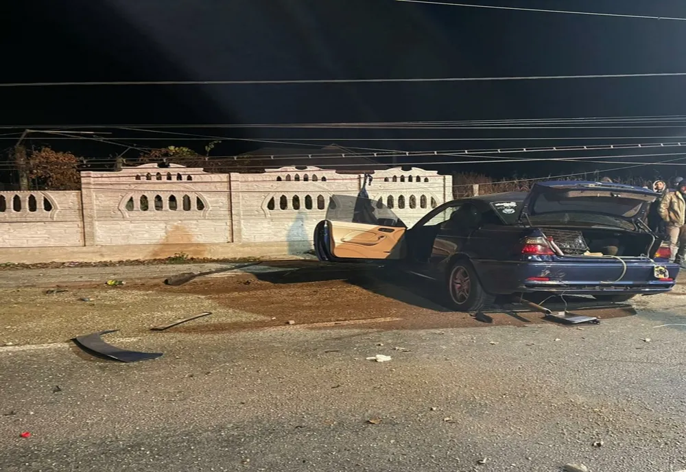 Foto: A intrat cu mașina într-un stâlp pe DN10, iar o pasageră din autoturism a decedat