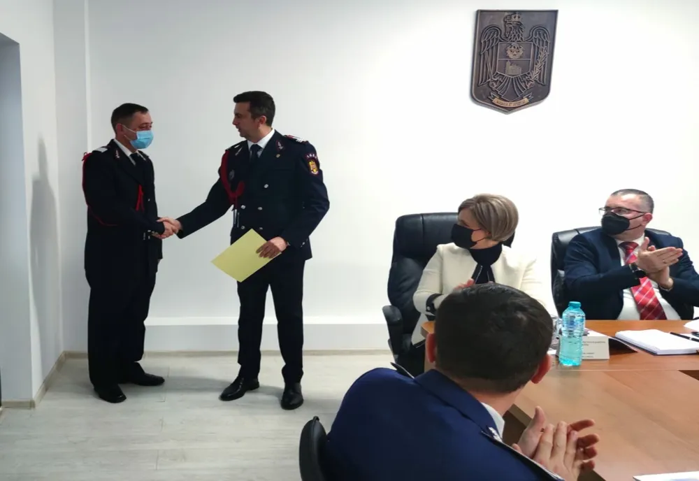Distincții onorifice pentru doi subofițeri de la ISU Buzău