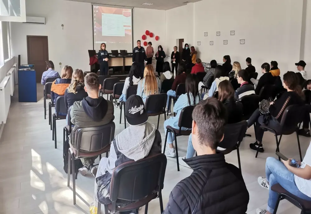 Discuții cu elevii Liceului Tehnologic Meserii și Servicii Buzău despre navigarea sigură pe internet și consecințele consumului de droguri