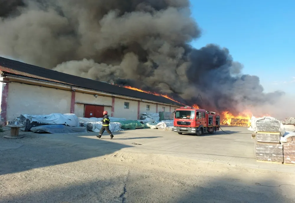 Incendiul de la depozitul de mase plastice din zona industrială Buzău a fost lichidat