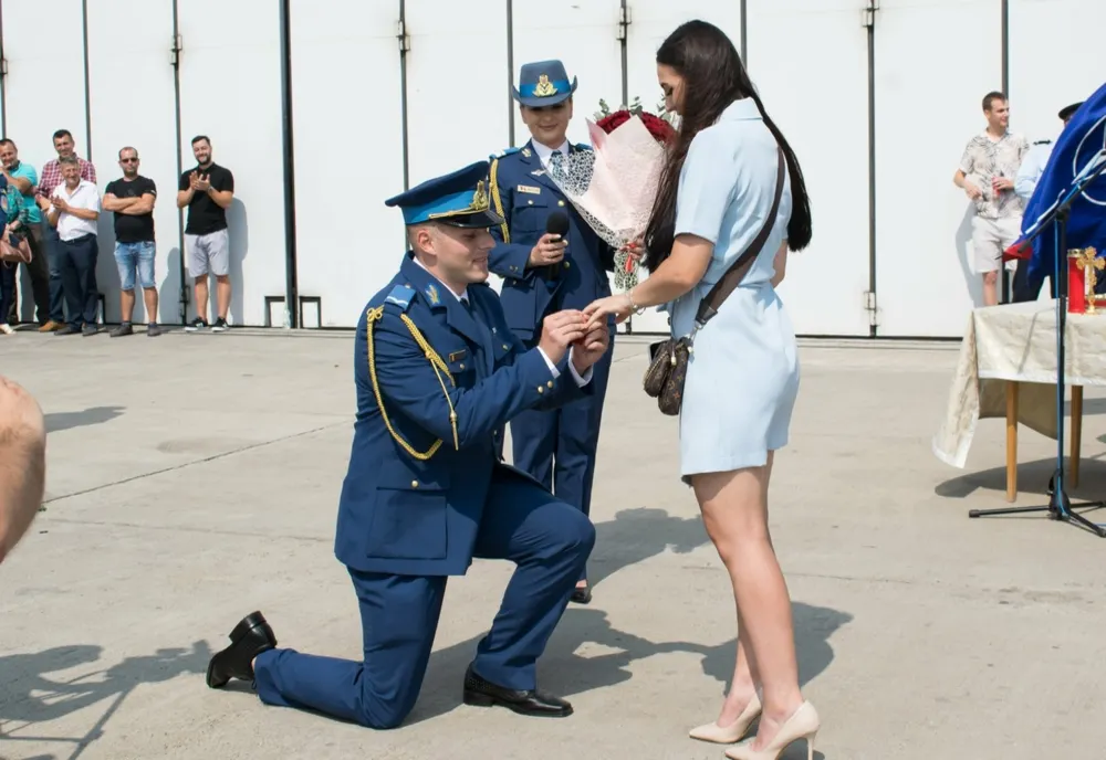 Cerere în căsătorie la ceremonia de absolvire de la Școala Militară de Maiștri Militari și Subofițeri a Forțelor Aeriene „Traian Vuia”