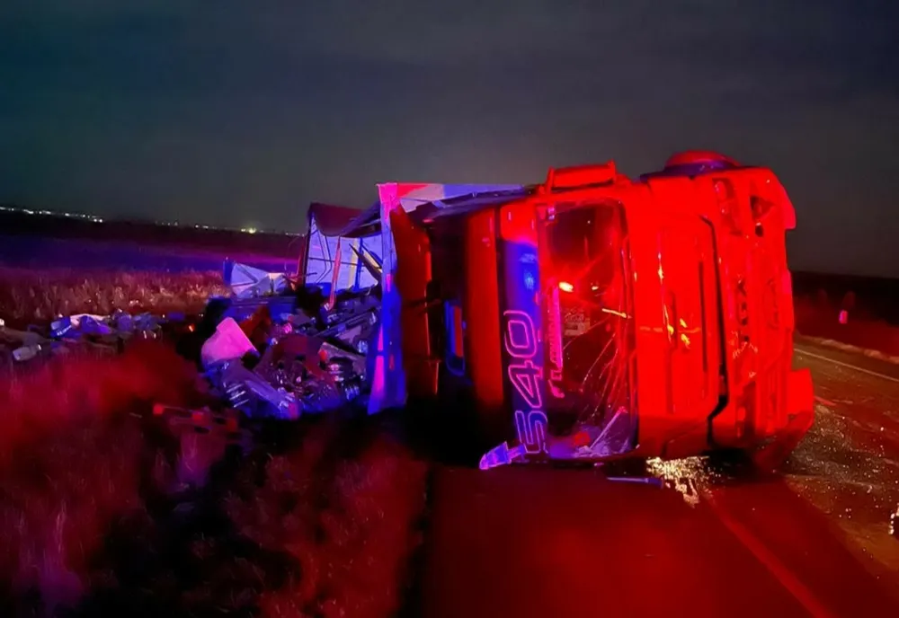 Foto: Un șofer băut s-a răsturnat cu camionul pe DN2E85, la ieșire din Limpezis spre Urziceni