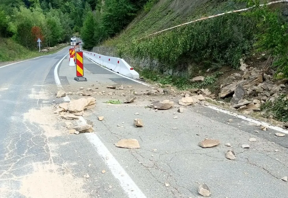 Circulați cu prudență pe DN10 în zona Barajului Siriu