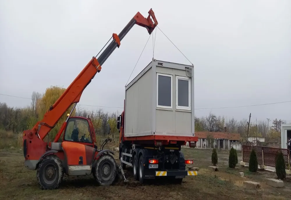 Instituția Prefectului județului Buzău a trimis un modul de tip container pentru o femeie din satul Ursoaia, comuna Viperești, căreia i-a luat foc casa