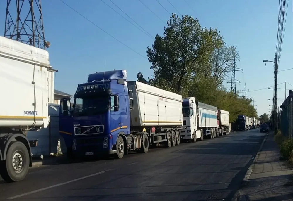 Flagrant delict – bărbați depistați de polițiști în timp ce sustrăgeau cereale din autotrenuri