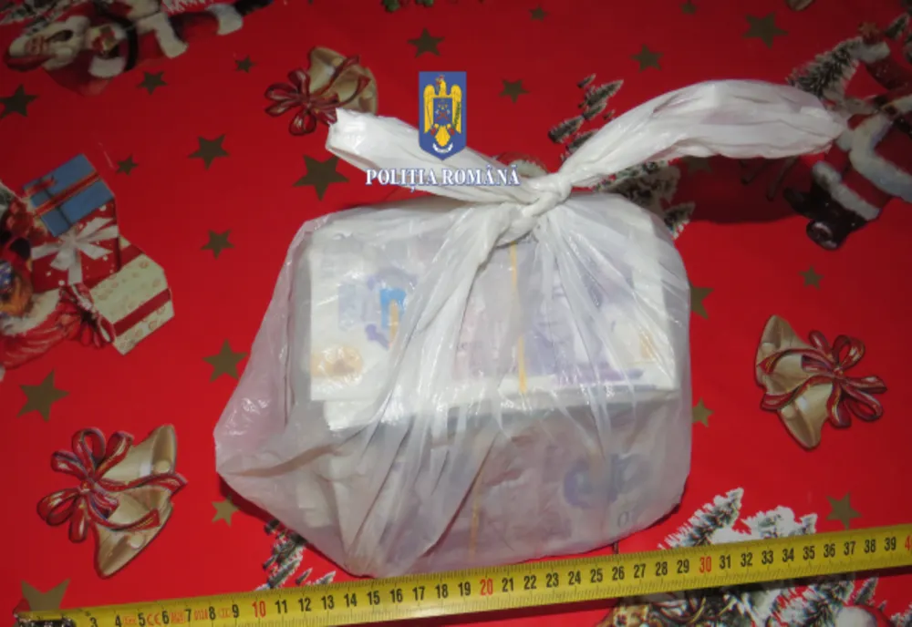 A furat 35.500 de lire sterline din casa unei consătence profitând că aceasta nu era acasă