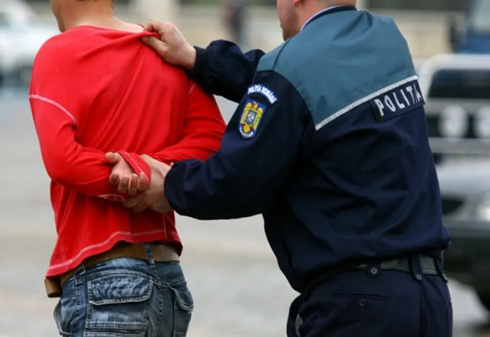 Reținut pentru 24 de ore după ce și-a bătut fratele