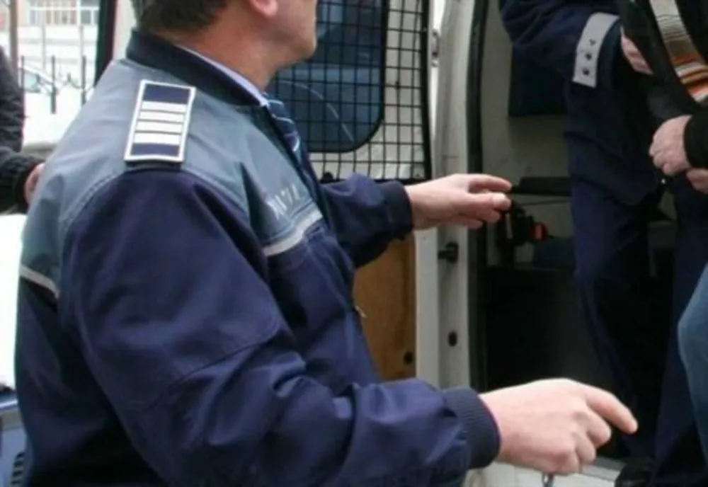 Reţinuți de poliţiştii Secției de poliție Beceni pentru tâlhărie calificată. I-ar fi sustras unui bărbat, prin acte de violență, bani și telefonul mobil