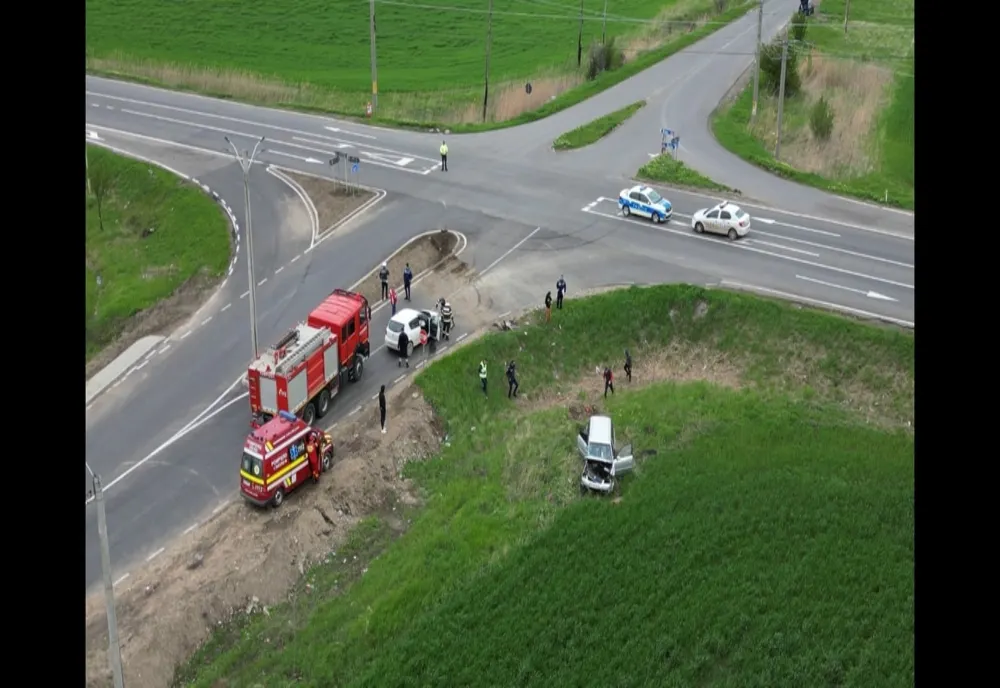 Accident la intersecție DN 2B cu DJ 203, dinspre Ulmu către Făurei. Ambii șoferi, dar și un pasager din mașina condusă de buzoian. au fost răniți