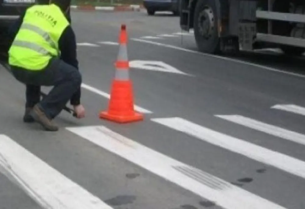Doi elevi, răniți după ce au fost loviți de o mașină în timp ce mergeu la școală: copiii se aflau pe trecerea de pietoni