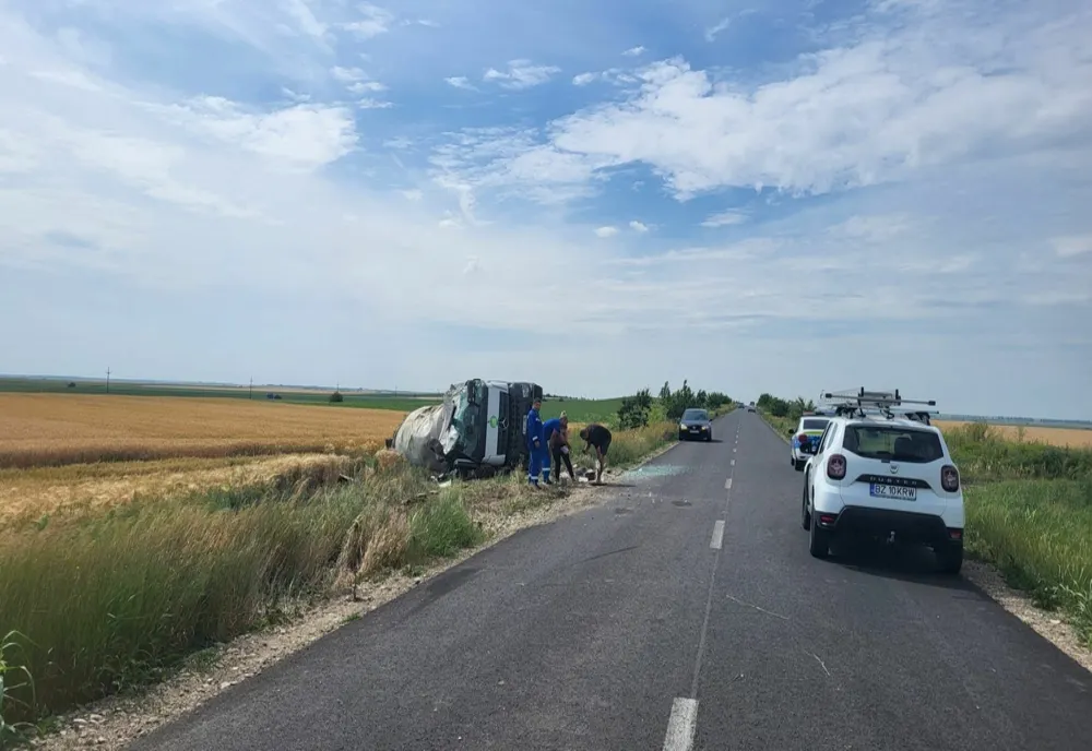 S-a răsturnat cu camionul în afara părții carosabile