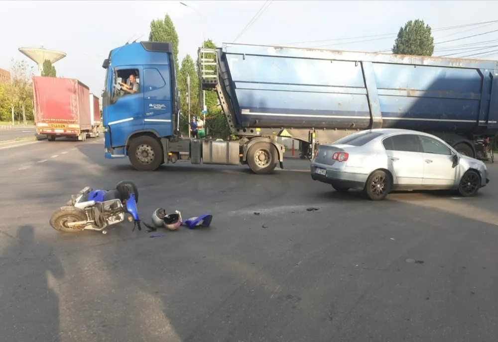 Foto: Doi tineri buzoieni aflați pe un moped răniți în urma coliziunii cu un autoturism 