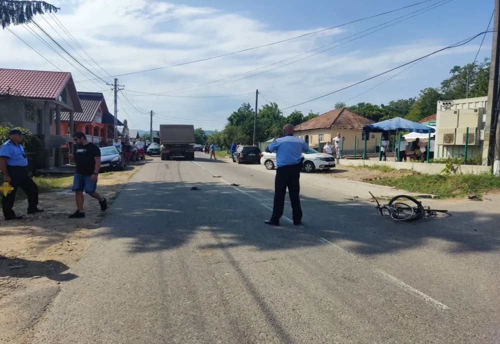 Biciclist accidentat pe DJ 102, în Calvini