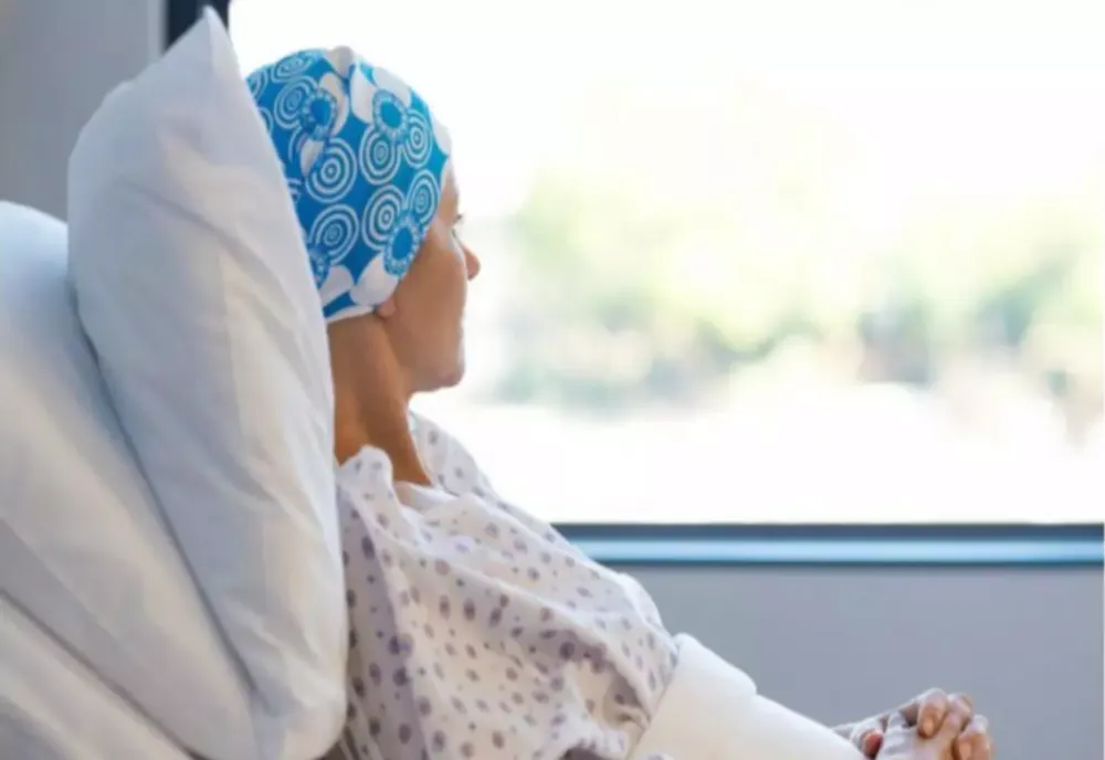 O femeie bolnavă de cancer a câștigat în instanță dreptul la tratament gratuit