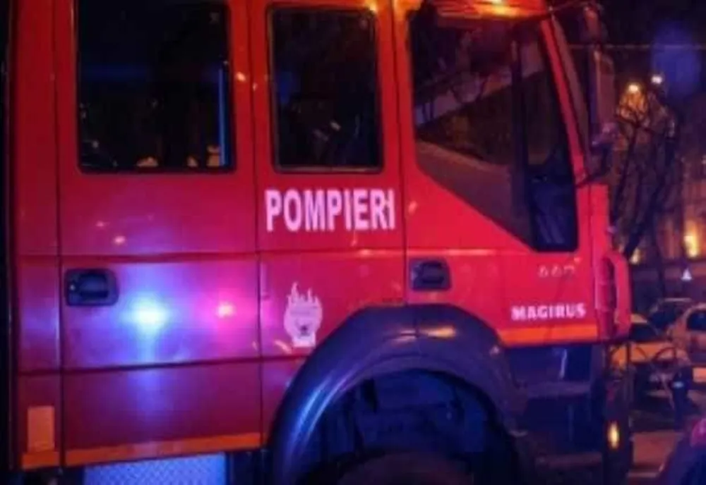 POMPIER RĂNIT ÎN MARAMUREȘ DUPĂ CE AUTOSPECIALA S-A RĂSTURNAT ÎN TIMPUL UNEI MISIUNI