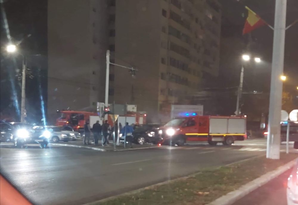 Vehicul SMURD, lovit în intersecție, chiar când se deplasa către un accident rutier