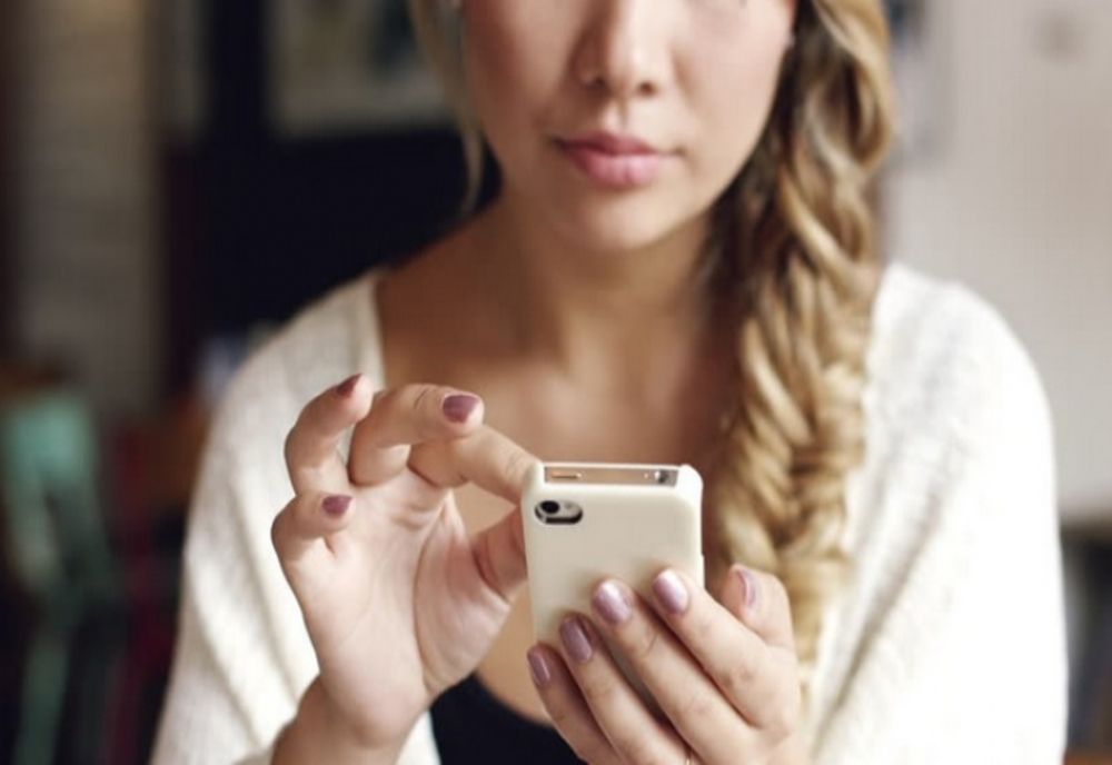 Adolescentă lăsată fără telefon de colega de salon