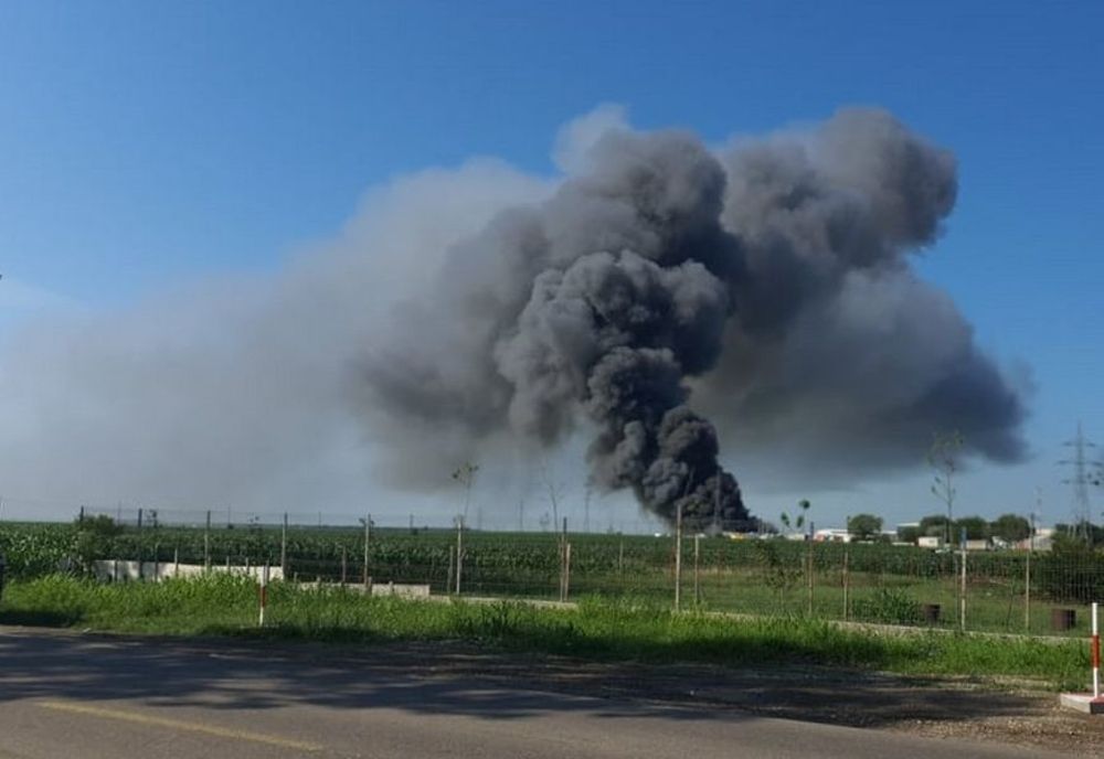 Incendiu puternic la o fabrică de deșeuri reciclabile. Fumul dens se vede de la kilometri distanță