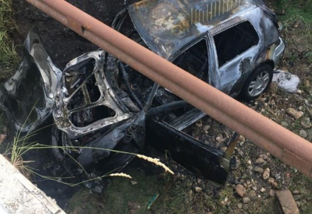 Fără permis și beat, a sărit cu mașina de pe pod