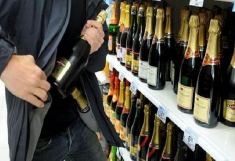 Reținuți de polițiști pentru furt calificat