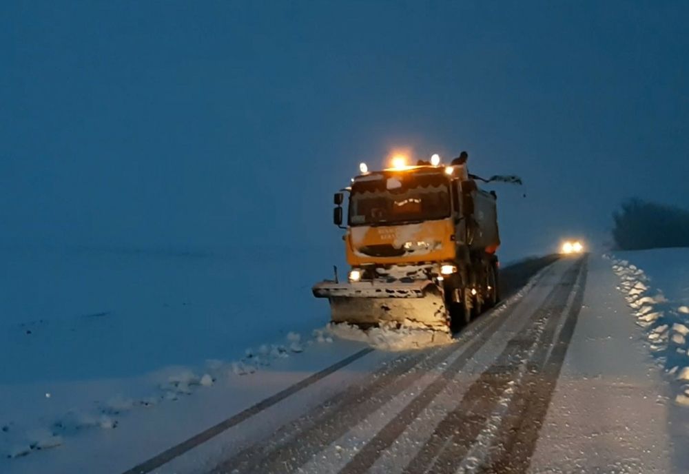 Se circulă în condiții de iarnă pe drumurile din  județ