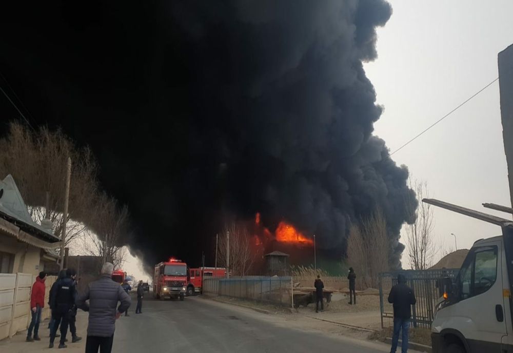 Incendiu uriaș la un depozit de materiale reciclabile. A fost trimis mesajul RO-ALERT