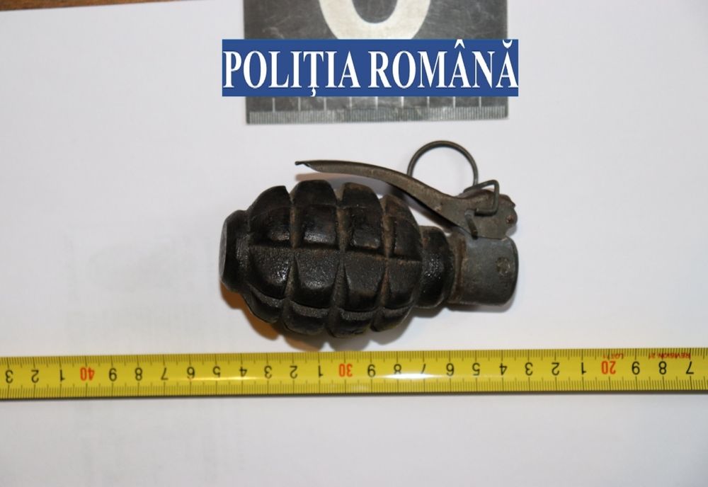Video: Grenadă descoperită de specialiștii pe linie de arme, explozivi și substanțe periculoase la domiciliul unui buzoian  