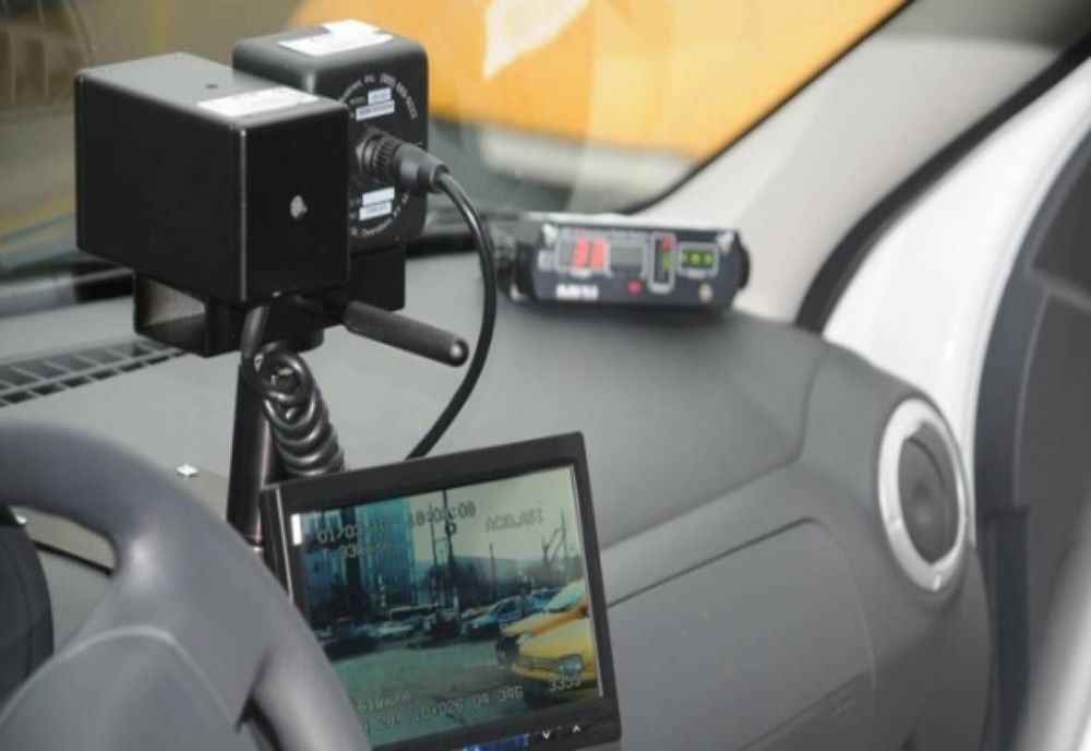 O șoferiță de 45 de ani surprinsă de radar cu 124 km/h în localitate