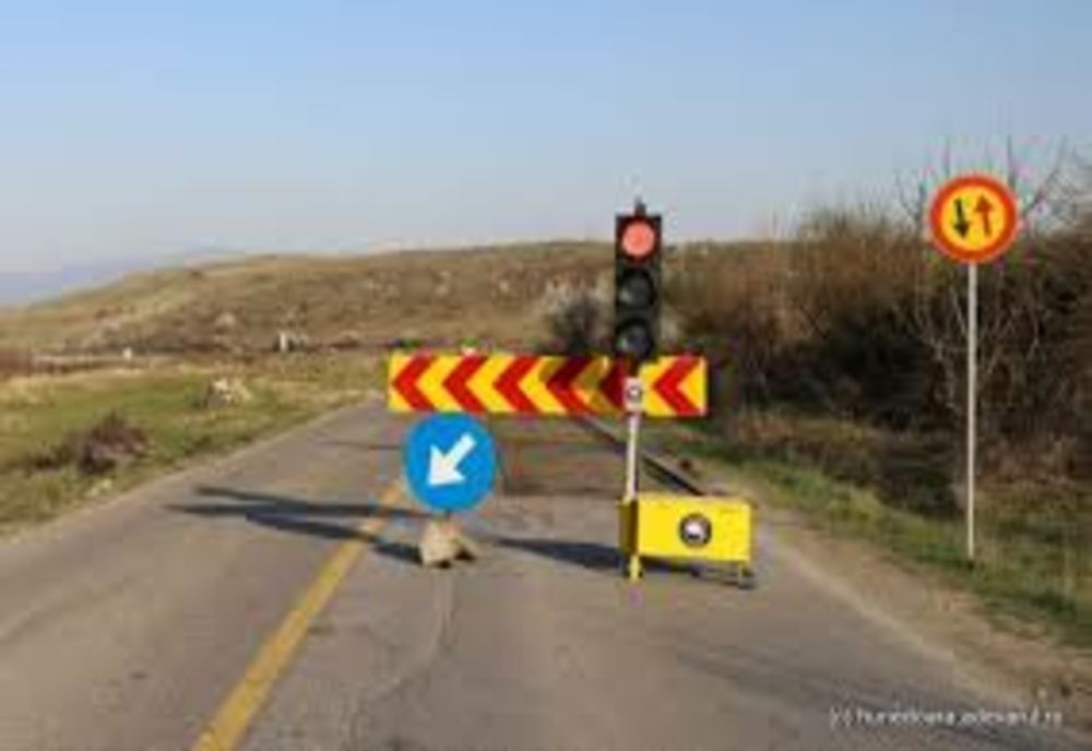 Reținut 24 de ore pentru că a furat un semafor de pe un drum aflat în lucru