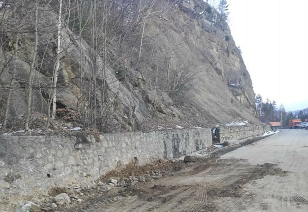 DN 10 a fost curățat de bolovani, dar nu a fost redeschis circulației