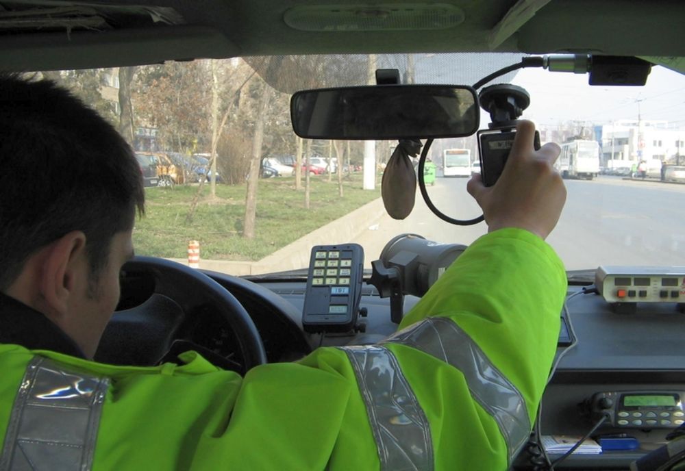 100 de șoferi au predat permisele în weekend, 77 pentru nerespectarea limitei legale de viteză pe tronsonul de drum tranzitat