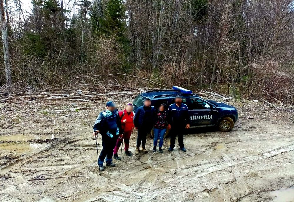 O familie cu un copil de 10 luni s-a rătăcit în munți