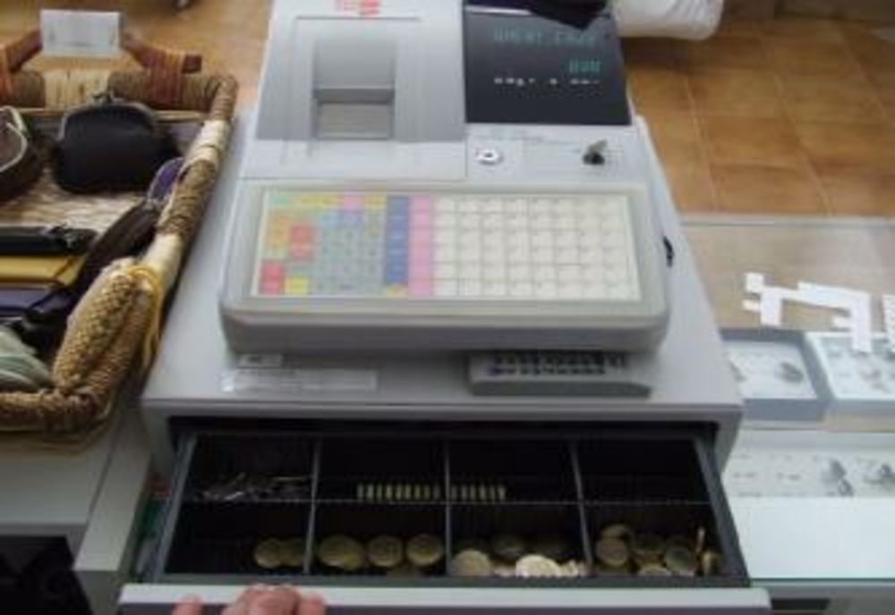 A profitat de neatenția vânzătoarei și a furat 600 de lei din sertarul cu valori monetare