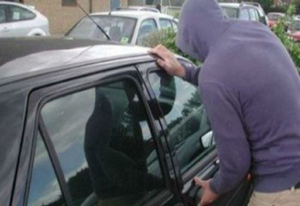 Bănuit de furturi din autoturisme arestat pentru 30 de zile