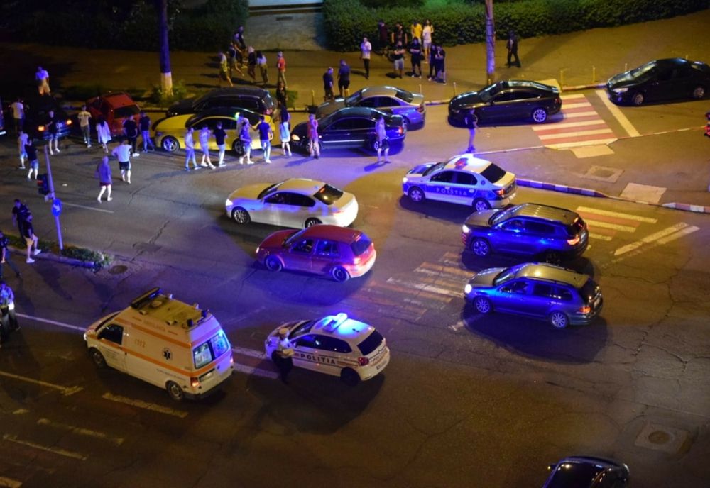 Un bărbat care cerșea în intersecție accidentat de o mașină